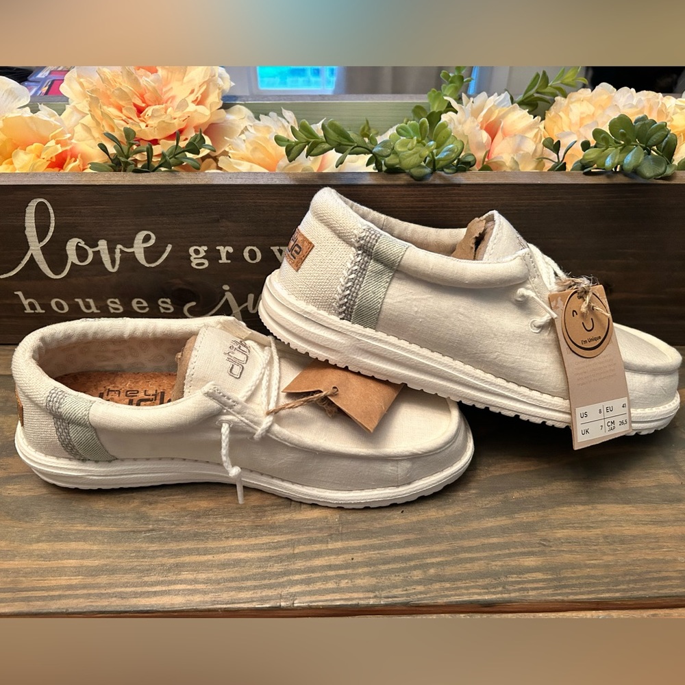 Hey dudes Wally naturally white size 8